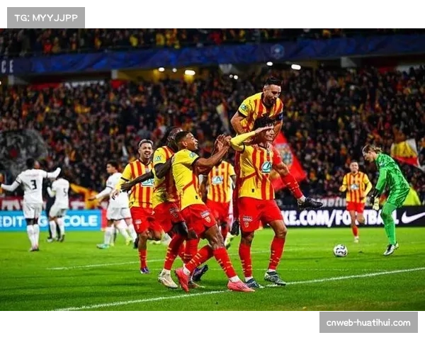 一名球迷闯入朗斯主场草坪导致比赛短暂中断