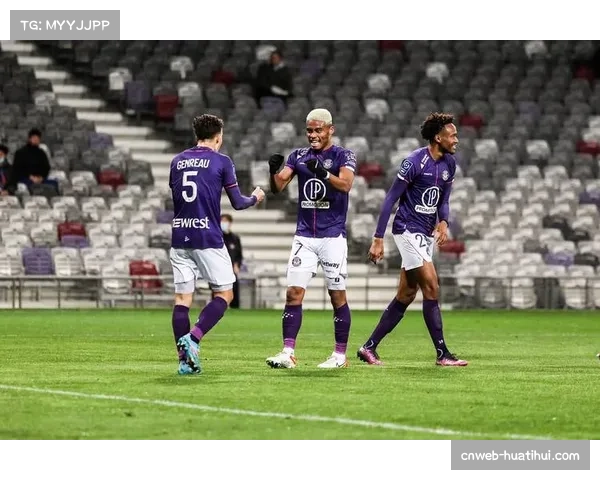 马赛俱乐部组织球星走进社区，与当地青少年进行足球互动